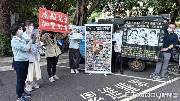 ▲▼剴剴案被指失職的兒福聯盟前社工陳尚潔，今（27日）到台北地院出庭，又遭場外數10位「剴剴戰士」怒吼「重判」。（圖／記者黃哲民攝）