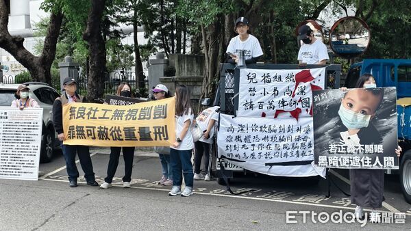 ▲▼剴剴案被指失職的兒福聯盟前社工陳尚潔，今（27日）到台北地院出庭，又遭場外數10位「剴剴戰士」怒吼「重判」。（圖／記者黃哲民攝）