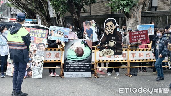 ▲▼剴剴案被指失職的兒福聯盟前社工陳尚潔，今（27日）到台北地院出庭，又遭場外數10位「剴剴戰士」怒吼「重判」。（圖／記者黃哲民攝）