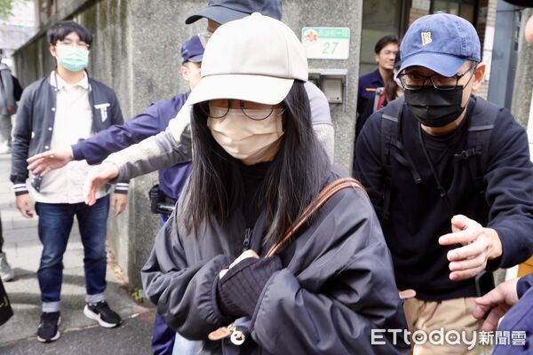 ▲▼剴剴案被指失職的兒福聯盟前社工陳尚潔，今（27日）到台北地院出庭，又遭場外數10位「剴剴戰士」怒吼「重判」。（圖／記者黃哲民攝）