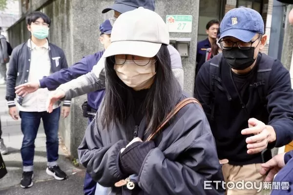 ▲▼剴剴案被指失職的兒福聯盟前社工陳尚潔，今（27日）到台北地院出庭，又遭場外數10位「剴剴戰士」怒吼「重判」。（圖／記者黃哲民攝）