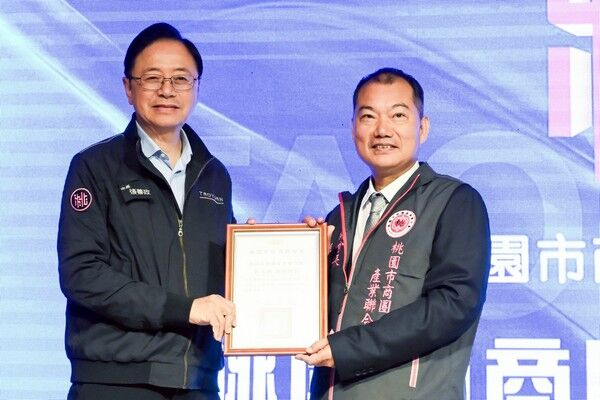 ▲桃園市商圈產業聯合會總會長交接