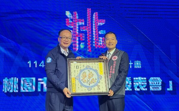 ▲桃園市商圈產業聯合會總會長交接