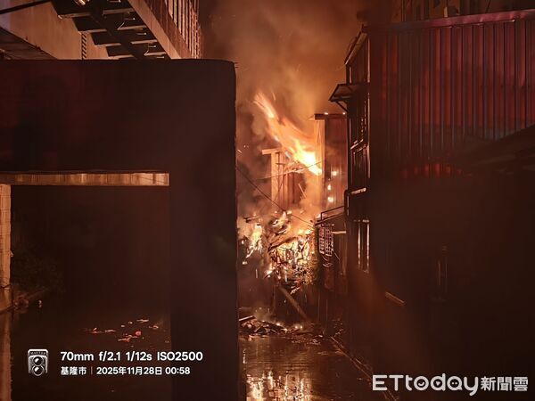 ▲▼基隆中山區住宅火災　無人傷亡消防緊急搶救。（圖／記者郭世賢翻攝）