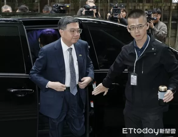 ▲▼行政院長卓榮泰28日赴立法院接受質詢前，面對媒體提問不發一語快步離開。（圖／記者湯興漢攝）