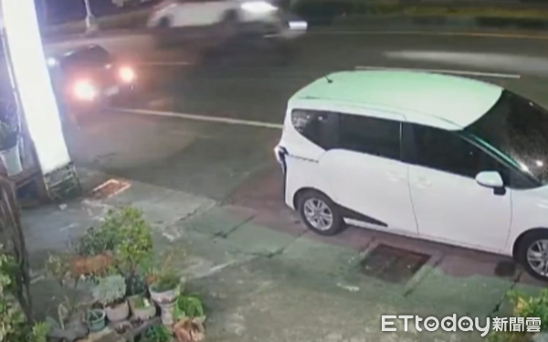 ▲▼            嘉義168線轎車鬼切，後方轎車煞不及追撞釀2傷。（圖／記者翁伊森翻攝，下同）