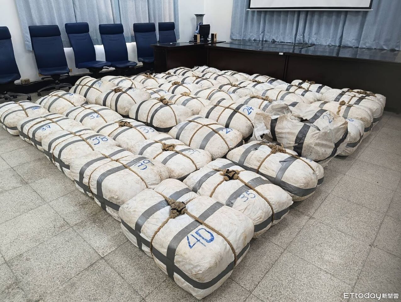 快艇藏14億大麻露餡！船長急海拋474公斤毒品　5人遭起訴