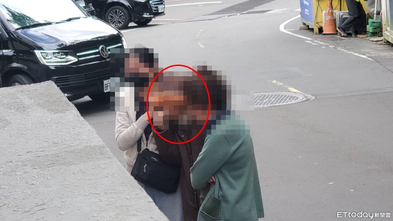 不記得目睹夫遭公車撞死！失智妻平靜相驗　家屬神情凝重攙扶