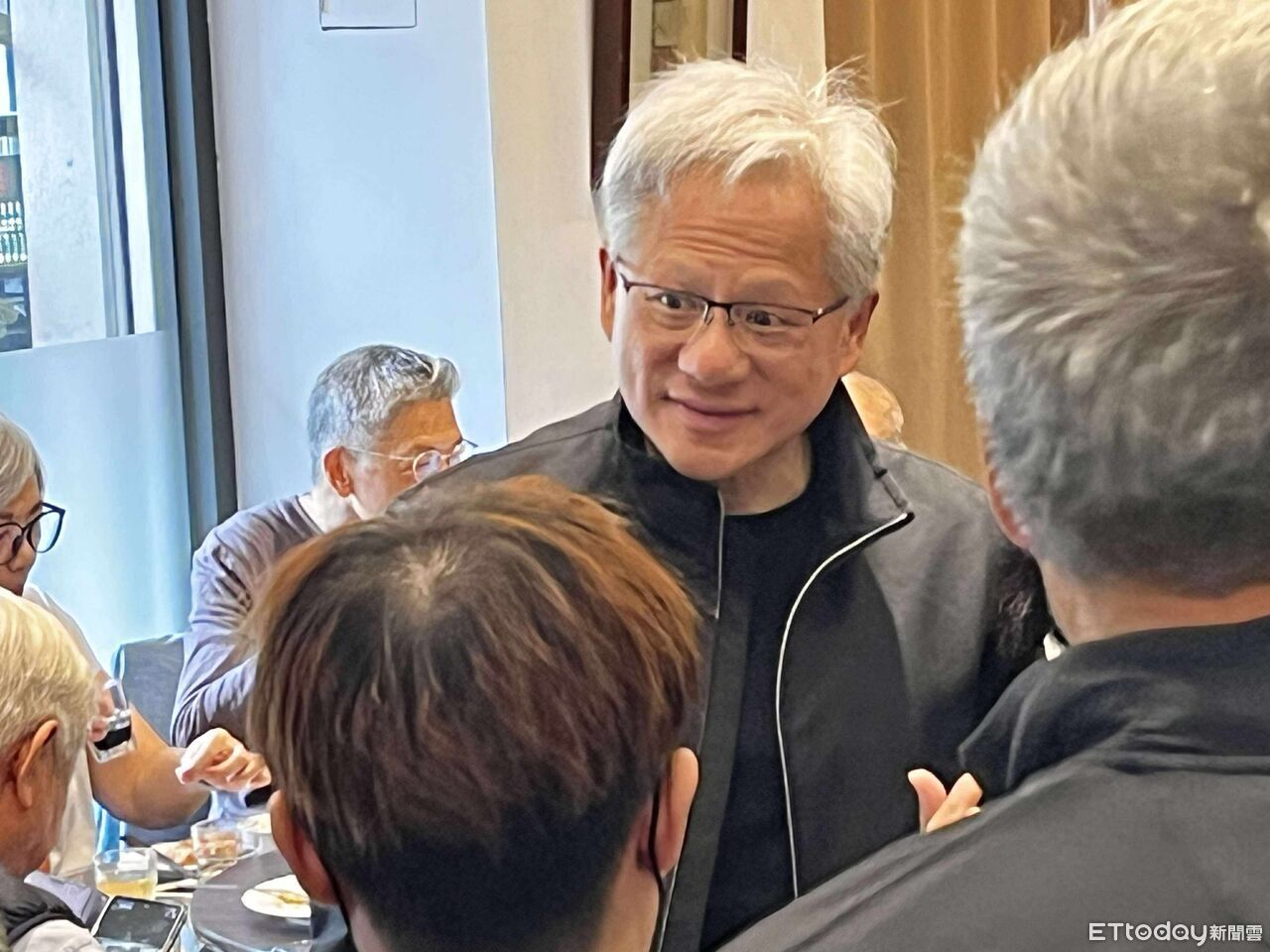 黃仁勳快閃來台　民眾直擊花娘小館員工餐敘、四平街爆買蜜餞