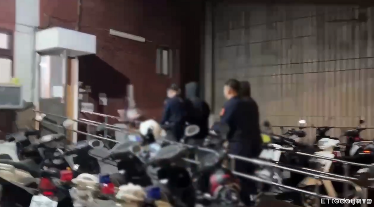 鑽好市多貨架「露乳拍照」把自己賣掉!網黃2人組到案:一時興起