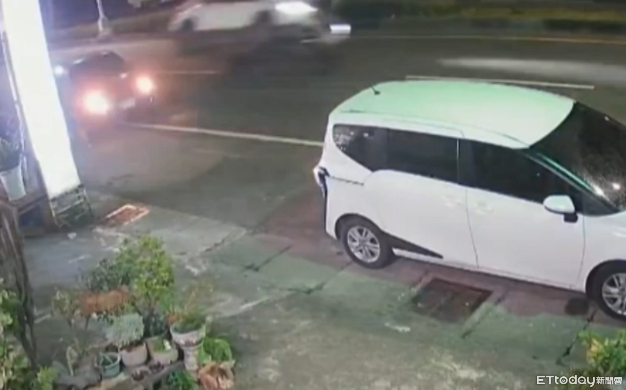 嘉義168線鬼切追撞!自小客慘翻一路滑 噴濺火花畫面曝