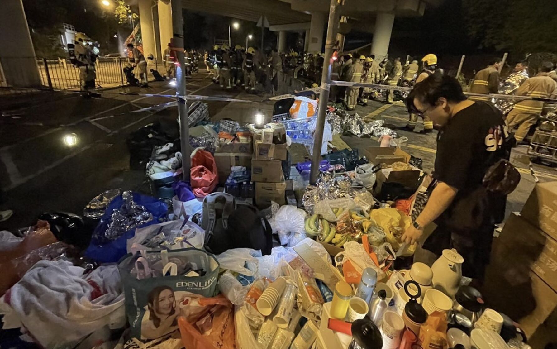 ▲香港消防員休息區堆滿民眾愛心物資。（圖／翻攝香港翻攝香港彩虹串燒專門店臉書）