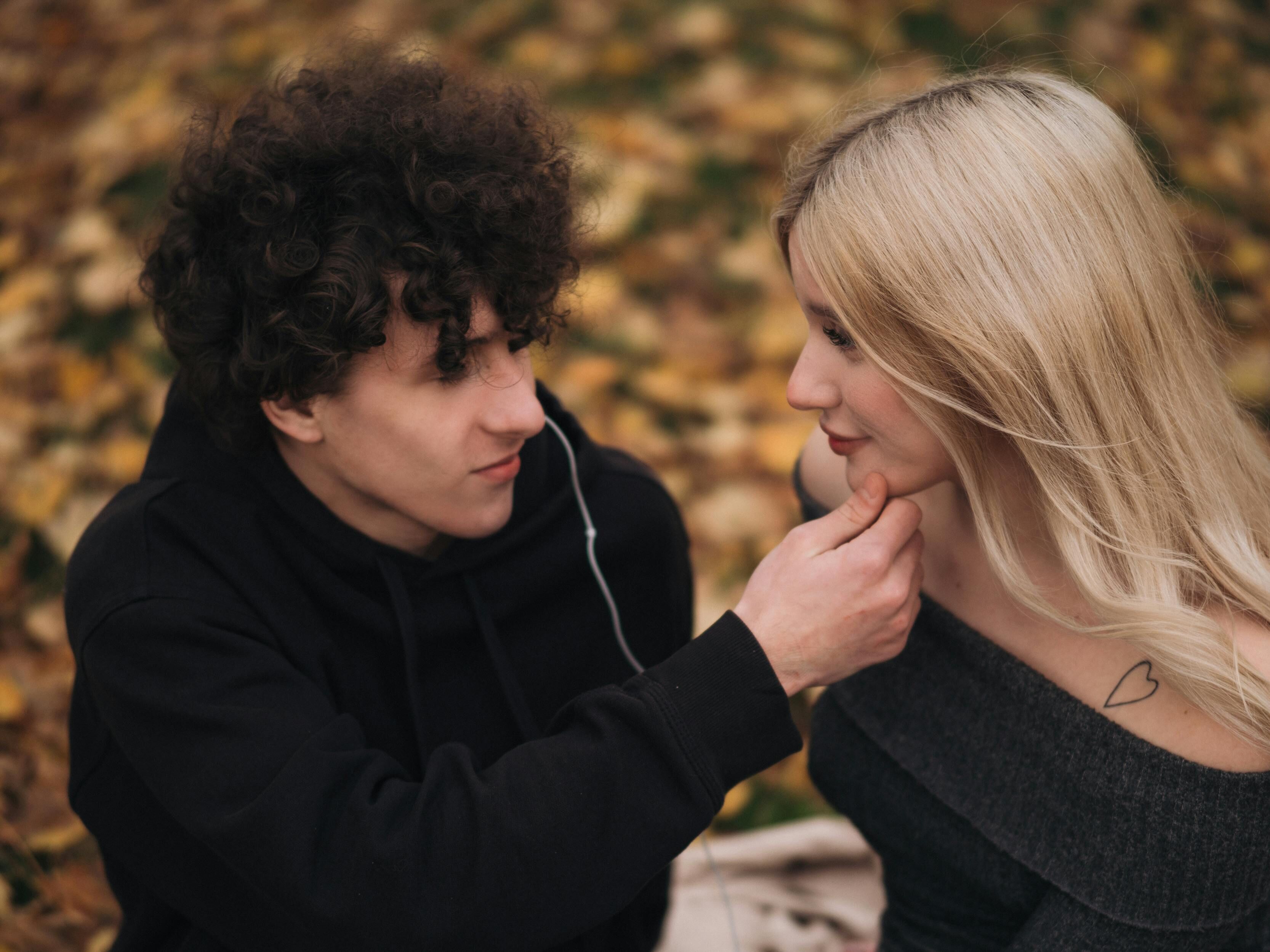 ▲▼冬天,催產素,多巴胺,幸福,心理,擁抱,眼神,散步。（圖／取自免費圖庫pexels）