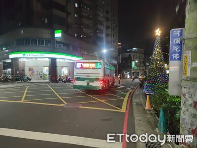 公車運將稱「招牌燈太亮」！斑馬線上撞飛國中生　車上母女也摔傷