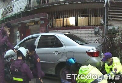 毒男蛇行狂飆躲臨檢！害貧血女友頭暈軟腳跌地　一查也是通緝犯