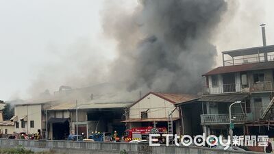 快訊／濃煙竄天畫面曝！高雄烤漆廠起火狂燒　26車63人灌救中