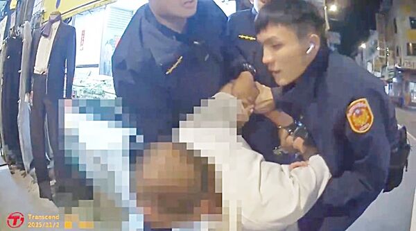 ▲桃園市曾姓男子昨天傍晚酒駕上路，員警要求下車受檢，曾男拒檢遭警方強制壓制。（圖／楊梅警方提供）