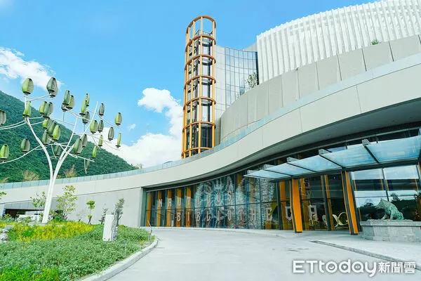 ▲▼全新登場的「鸚鵡螺圖書館」位於再生資源利用中心一樓，完成台泥DAKA園區完整的環境教育動線。（圖／花蓮縣政府提供，下同）