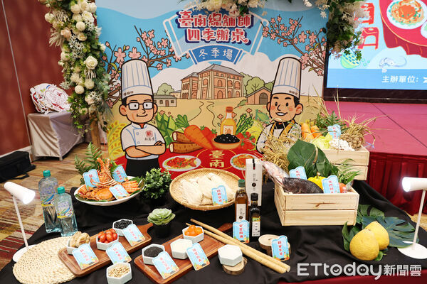 ▲台南總舖師四季辦桌冬藏場11/29開賣，黃偉哲市長親頒米其林得獎店家獎狀。（記者林東良翻攝，下同）