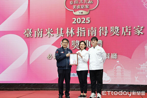 ▲台南總舖師四季辦桌冬藏場11/29開賣，黃偉哲市長親頒米其林得獎店家獎狀。（記者林東良翻攝，下同）