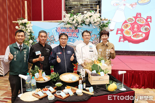 ▲台南總舖師四季辦桌冬藏場11/29開賣，黃偉哲市長親頒米其林得獎店家獎狀。（記者林東良翻攝，下同）
