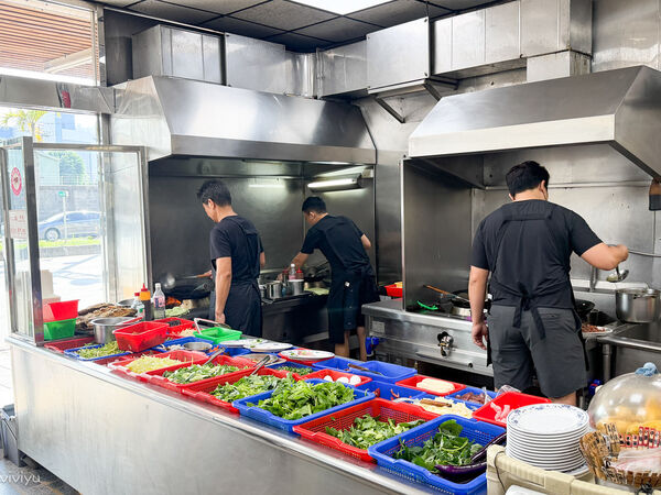 ▲▼楊梅在地人激推無菜單熱炒「新興快炒」，鮮活食材擺一排隨你點，白飯吃到飽！（圖／部落客VIVIYU提供）