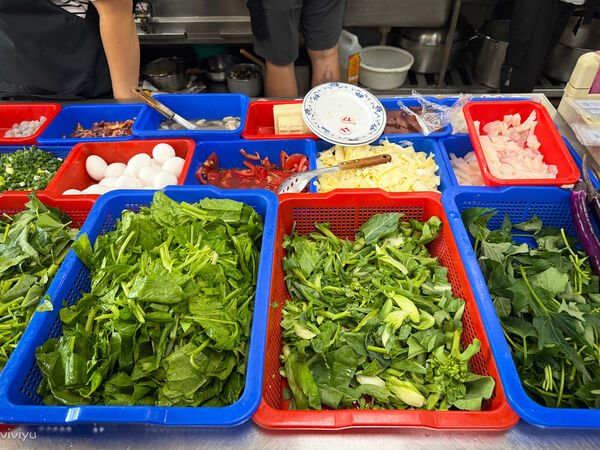 ▲▼楊梅在地人激推無菜單熱炒「新興快炒」，鮮活食材擺一排隨你點，白飯吃到飽！（圖／部落客VIVIYU提供）