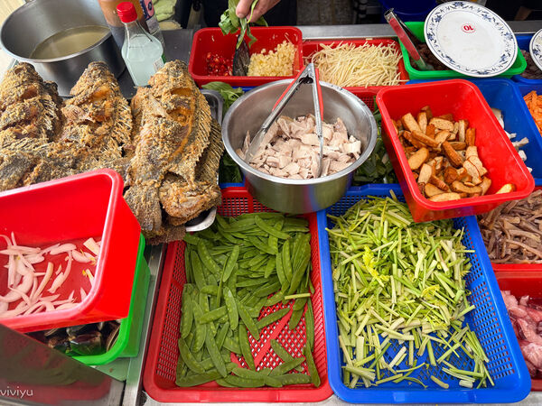 ▲▼楊梅在地人激推無菜單熱炒「新興快炒」，鮮活食材擺一排隨你點，白飯吃到飽！（圖／部落客VIVIYU提供）