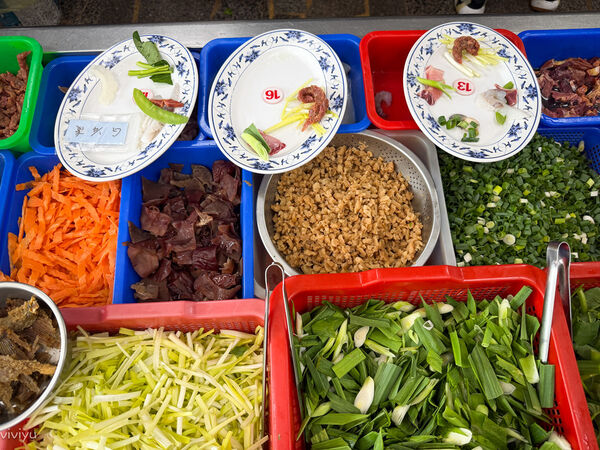 ▲▼楊梅在地人激推無菜單熱炒「新興快炒」，鮮活食材擺一排隨你點，白飯吃到飽！（圖／部落客VIVIYU提供）