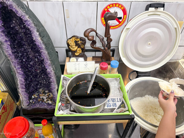 ▲▼楊梅在地人激推無菜單熱炒「新興快炒」，鮮活食材擺一排隨你點，白飯吃到飽！（圖／部落客VIVIYU提供）