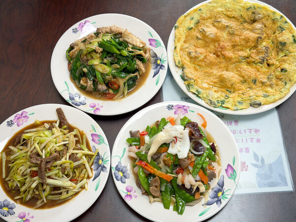 ▲▼楊梅在地人激推無菜單熱炒「新興快炒」，鮮活食材擺一排隨你點，白飯吃到飽！（圖／部落客VIVIYU提供）