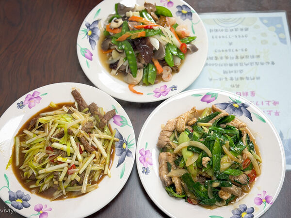 ▲▼楊梅在地人激推無菜單熱炒「新興快炒」，鮮活食材擺一排隨你點，白飯吃到飽！（圖／部落客VIVIYU提供）