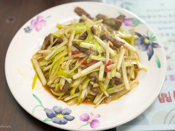 ▲▼楊梅在地人激推無菜單熱炒「新興快炒」，鮮活食材擺一排隨你點，白飯吃到飽！（圖／部落客VIVIYU提供）