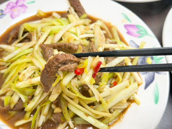 ▲▼楊梅在地人激推無菜單熱炒「新興快炒」，鮮活食材擺一排隨你點，白飯吃到飽！（圖／部落客VIVIYU提供）