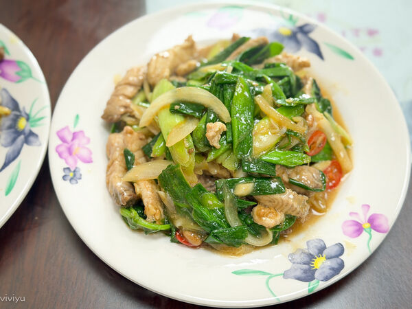 ▲▼楊梅在地人激推無菜單熱炒「新興快炒」，鮮活食材擺一排隨你點，白飯吃到飽！（圖／部落客VIVIYU提供）