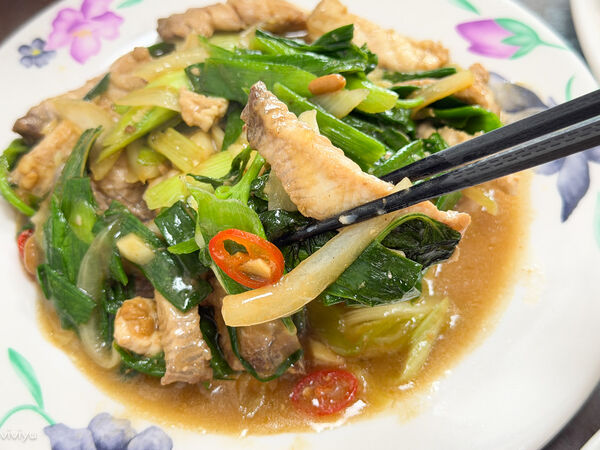 ▲▼楊梅在地人激推無菜單熱炒「新興快炒」，鮮活食材擺一排隨你點，白飯吃到飽！（圖／部落客VIVIYU提供）