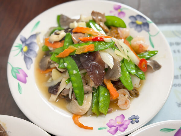 ▲▼楊梅在地人激推無菜單熱炒「新興快炒」，鮮活食材擺一排隨你點，白飯吃到飽！（圖／部落客VIVIYU提供）