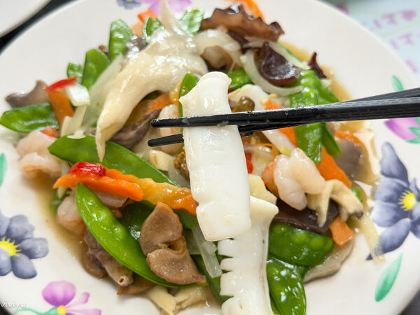 ▲▼楊梅在地人激推無菜單熱炒「新興快炒」，鮮活食材擺一排隨你點，白飯吃到飽！（圖／部落客VIVIYU提供）