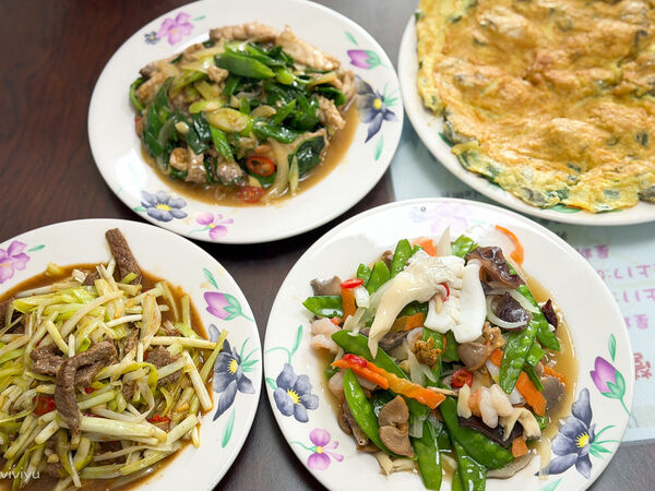 ▲▼楊梅在地人激推無菜單熱炒「新興快炒」，鮮活食材擺一排隨你點，白飯吃到飽！（圖／部落客VIVIYU提供）