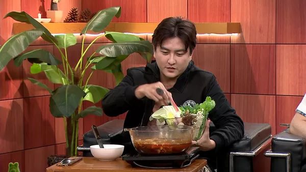 ▲黃靖倫透漏吃鍋酷愛喝湯底 有中重度脂肪肝。（圖／年代提供）