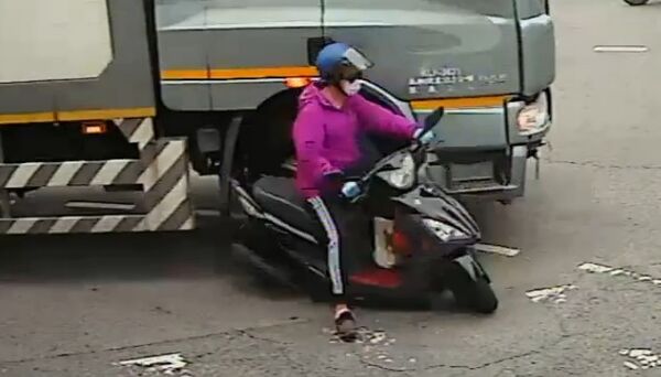 ▲鹿港大貨車左轉與機車相撞。（圖／民眾提供）