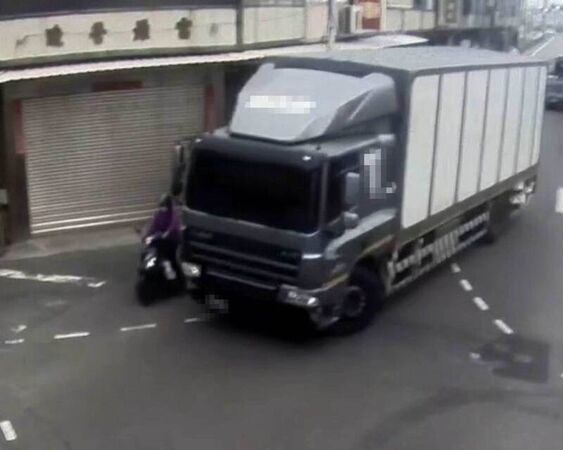 ▲鹿港大貨車左轉與機車相撞。（圖／民眾提供）