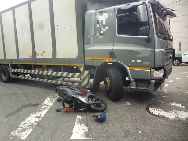 ▲鹿港大貨車左轉與機車相撞。（圖／民眾提供）