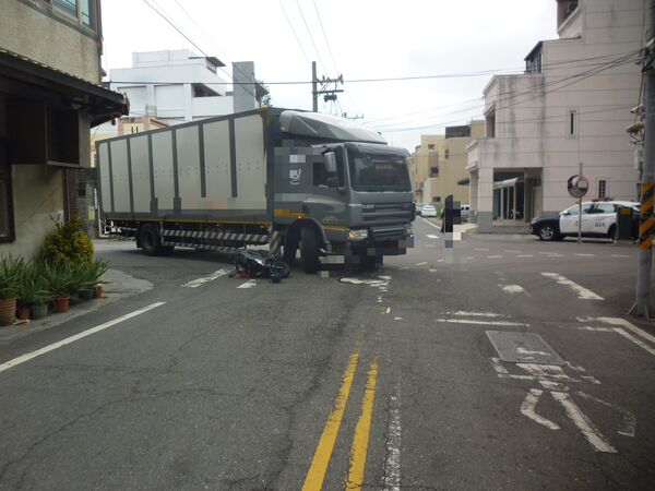 ▲鹿港大貨車左轉與機車相撞。（圖／民眾提供）