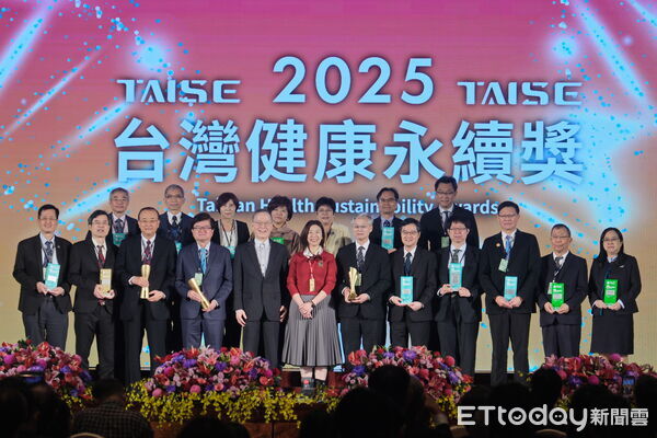 ▲▼花蓮慈院榮獲「永續績優醫院獎」；《永續報告書》也獲得銅級殊榮，由花蓮慈院吳彬安副院長代表（右二）受獎。（圖／慈濟醫學中心提供，下同）