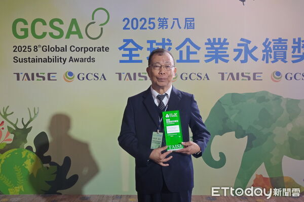 ▲▼花蓮慈院榮獲「永續績優醫院獎」；《永續報告書》也獲得銅級殊榮，由花蓮慈院吳彬安副院長代表（右二）受獎。（圖／慈濟醫學中心提供，下同）