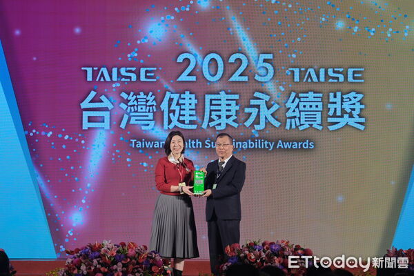 ▲▼花蓮慈院榮獲「永續績優醫院獎」；《永續報告書》也獲得銅級殊榮，由花蓮慈院吳彬安副院長代表（右二）受獎。（圖／慈濟醫學中心提供，下同）