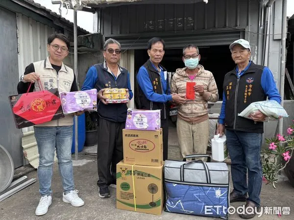 ▲台南勞工局王鑫基局長率木工志工走訪弱勢家庭，歲末送暖傳遞城市愛心。（記者林東良翻攝，下同）