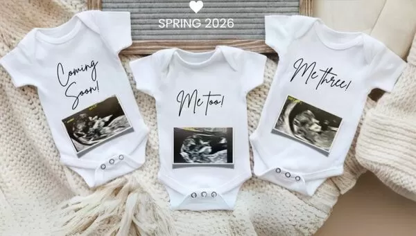 漢娜曬出三胞胎的寶寶連身衣，上頭有超音波照片。（翻攝Tiktok／＠hmpk0912）