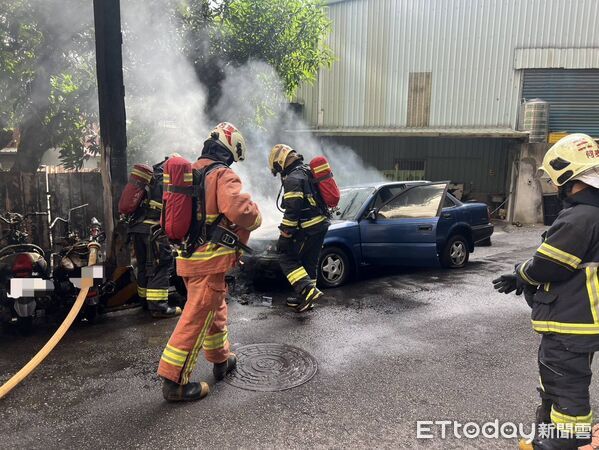 ▲新北三重成功路發生火警，現場6機車1汽車燒毀。（圖／記者陸運陞翻攝）